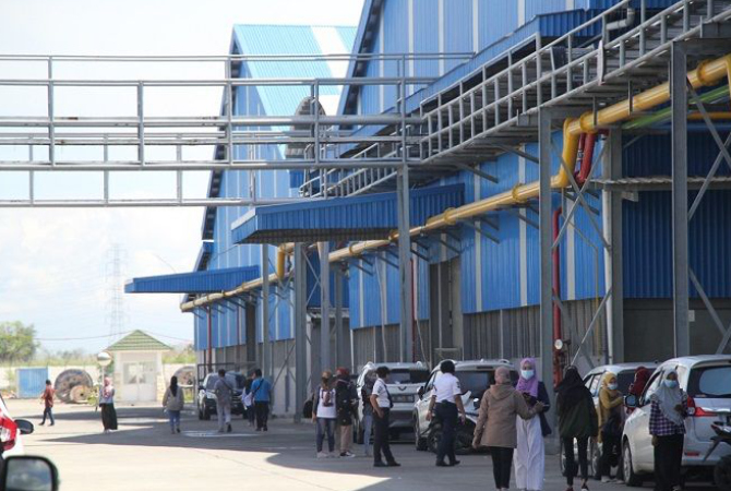 RAMAI: Potret aktivitas di perusahaan produksi sepatu di Rembang baru-baru ini. (WISNU AJI/RADAR KUDUS)