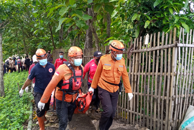 EVAKUASI: Tim BPBD Grobogan dan kepolisian mengangkat jenazah korban dari sungai Lusi pada Jumat (18/11). (EKO SANTOSO/RADAR KUDUS)