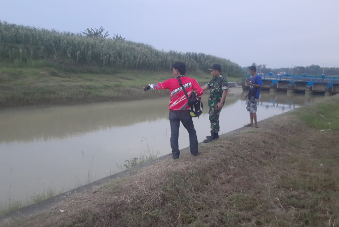 TENGGELAM: Petugas menunjukkan lokasi tenggelamnya Imam Suhari, 20, pria asal Desa Ngaringan, Kecamatan Ngaringan yang tenggelam di Bendung Dumpil pada Rabu (23/11). (POLSEK NGARINGAN FOR RADAR KUDUS)