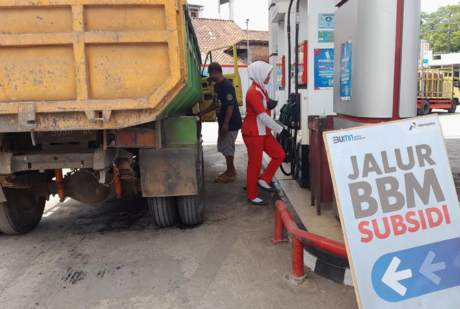 ISI SOLAR: Seorang pengendara truk membeli solar di SPBU Mlonggo, Jepara, belum lama ini. (NIBROS HASSANI/JAWA POS RADAR KUDUS)