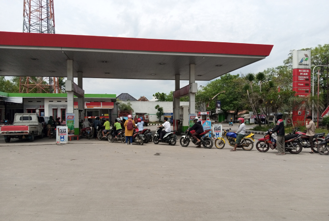 RAMAI: Pembeli antre di SPBU Ngabenrejo, Grobogan. (EKO SANTOSO/RADAR KUDUS)