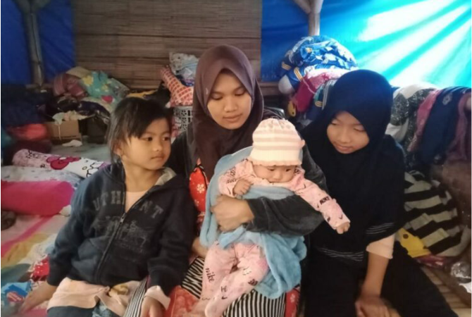 Siti Imas (32) bersama Zifa yang masih berusia dua bulan dan kedua kakaknya yang selamat dari Gempa Cianjur. (Giffar/Metropolitan/Radar Bogor)