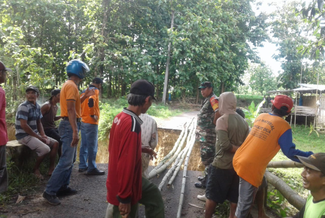PERBAIKI: Petugas gabungan memperbaiki jembatan penguhubung Dukuh Kentong Bancang dan Dukuh Bancang Duwur yang berlokasi di Desa Bancang, Kecamatan Sale terputus pada Jumat (25/11) pagi. (CAMAT SALE FOR RADAR KUDUS)