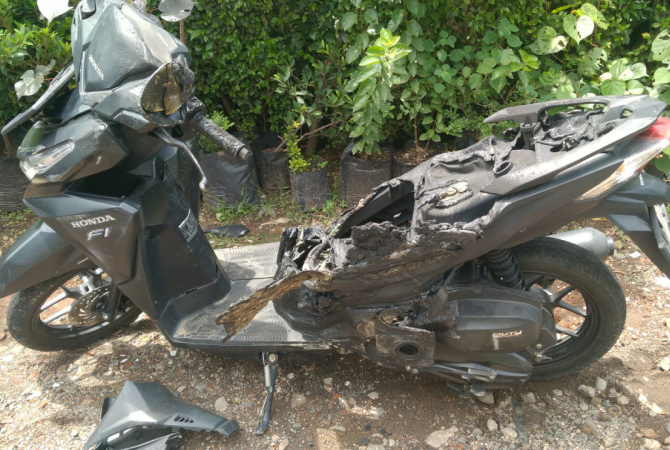 HANGUS: Speda motor vario yang dikendarai AIM (15) pelajar asal Desa Tulis Kecamatan Gebog terbakar usai mengalami kecelakaan di Jalan Jurang-Besito turut Desa Jurang, Kecamatan Gebog pada Jumat (11/11) sekira pukul 11.30. (ISTIMEWA/RADAR KUDUS)