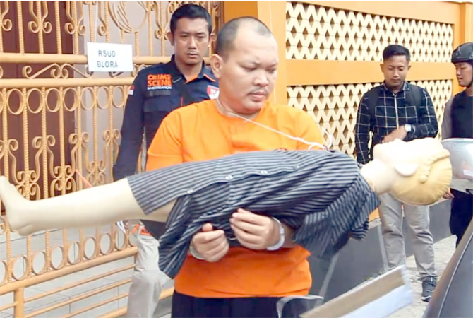 UNGKAP KASUS: Hendro Irawan alias Encon memeragakan adegan penganiayaan terhadap GVR, anak tirinya yang menyebabkannya meninggal dunia kemarin. (POLRES FOR RADAR KUDUS)