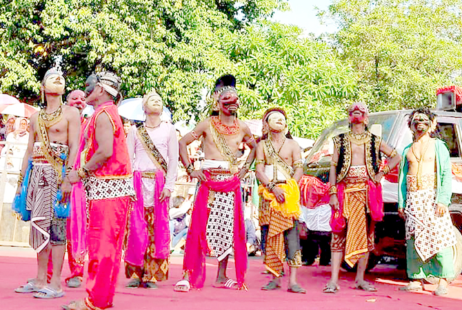 PENTAS WAYANG: Anak-anak Desa Soneyan memainkan wayang tari topeng. ANDRE FAIDHIL FALAH/RADAR KUDUS)