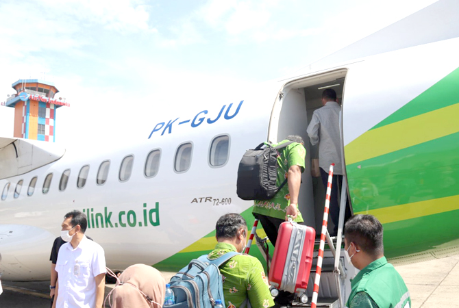 BUKA PENERBANGAN: Bupati Blora Arief Rohman saat menaiki pesawat ATR 72 milik citylink tahun lalu. Citylink ditargetkan dapat membuka rute Halim Perdanakusuma-Ngloram November ini. (PEMKAB BLORA FOR RADAR KUDUS)