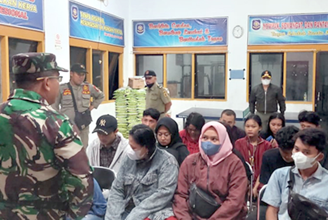 DISIDAK: Satpol PP Pati memeriksa salah satu kos di wilayah Kecamatan Margorejo belum lama ini. (ANDRE FAIDHIL FALAH/RADAR KUDUS)