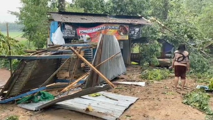 Angin puting beliung sapu puluhan warung di tempat wisata waduk Gunung Rowo, Pati. (detik.com)