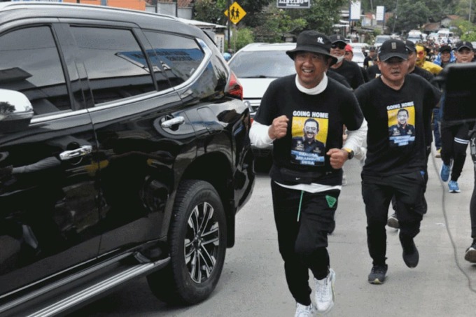 Bupati Cilacap Tatto Suwarno Pamuji berjalan kaki sejauh 96 km jelang akhir masa jabatan. (jpnn.com)