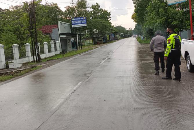 TKP: Polisi mendatangi lokasi kecelakaan RX-King dengan bus di Wirosari. (SATLANTAS POLRES GROBOGAN FOR RADAR KUDUS)