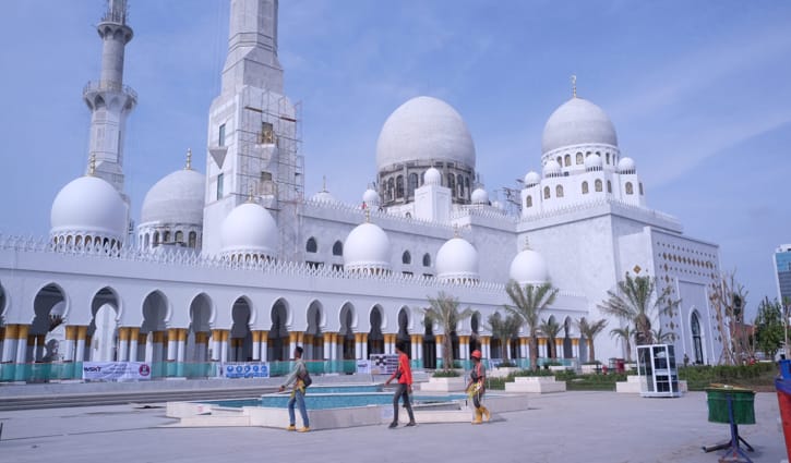 Masjid Sheikh Zayedi telah diresmikan Presiden RI Joko Widodo bersama Presiden UEA Mohammed bin Zayed Al Nahyan pada Senin (14/11). (Solopos.com)