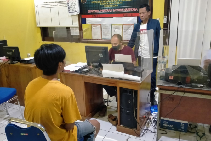 DITANGKAP: RDP, 21, warga Desa Kebonagung, Kecamatan Sulang, Rembang ditangkap polisi saat akan mengedarkan obat terlarang berjenis pil di depan SPBE Pertamina Keser, Tunjungan pada Kamis (24/11). (POLRES BLORA FOR RADAR KUDUS)