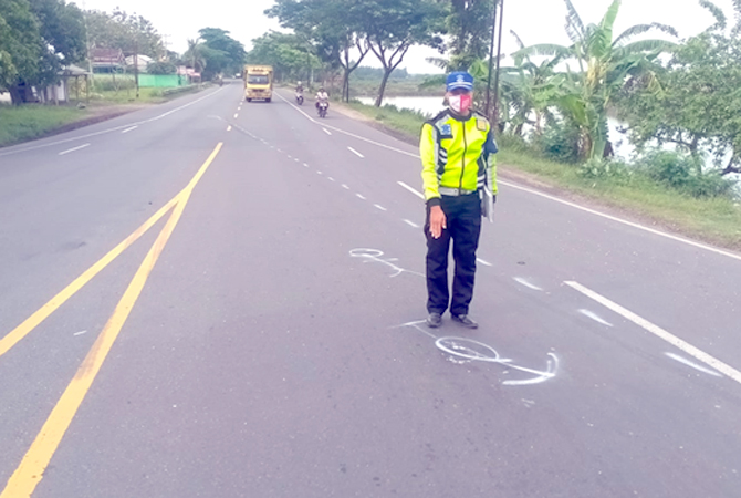 OLAH TKP: Petugas Satlantas Polres Rembang melakukan olah TKP kecelakaan yang melibatkan pelajar asal Bendo dengan Bus Pahala Kencana di pantura Lasem, kemarin. (DOK. SATLANTAS FOR RADAR KUDUS)