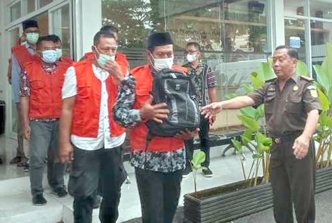 Sebanyak delapan tersangka Kepala Desa di Kabupaten Demak digiring ke Lapas Kedungpane usai pelimpahan di Kejari Kota Semarang, Selasa (22/11). (JAWA POS RADAR SEMARANG)