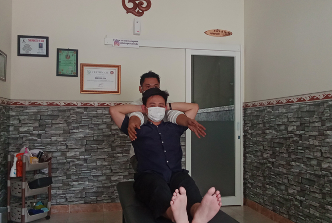 KRETEK-KRETEK: Pasien dari Semarang Alfando menjalani terapi kretek-kretek di kediaman Robertus Fega di Jalan GOR Wergu Wetan, Kota, Kudus. Robertus Fega saat mengajar tairopractice di Surabaya baru-baru ini. (ARIKA KHOIRIYA/RADAR KUDUS)