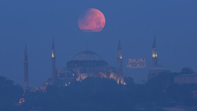 Amalan-amalan saat terjadi Gerhana Bulan Total 8 November 2022. (CNN Indonesia)