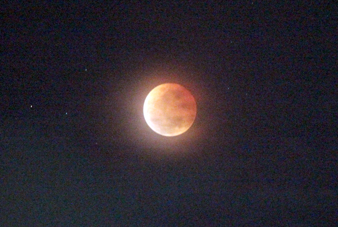Gerhana bulan total difoto di Dermaga Pelabuhan Perintis Jepara tadi malam. (MOH. NUR SYAHRI MUHARROM/RADAR KUDUS)