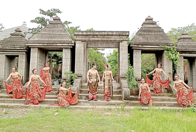 INDAH: Sejumlah penari menampilkan tari Bhedaya di depan patung Ganesha Tidur di Desa Banjarejo, Gabus, kemarin. Tari itu jadi ikon Desa Wisata desa itu. (BANJAREJO FOR RADAR KUDUS)