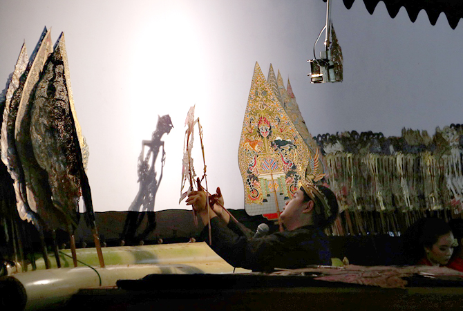 MEMBANGGAKAN: Salah satu dalang Blora dari tiga generasi saat mementaskan wayang di Pendapa Rumah Dinas Bupati Blora kemarin malam. (AHMAD ZA’IIMUL CHANIEF/RADAR KUDUS)   