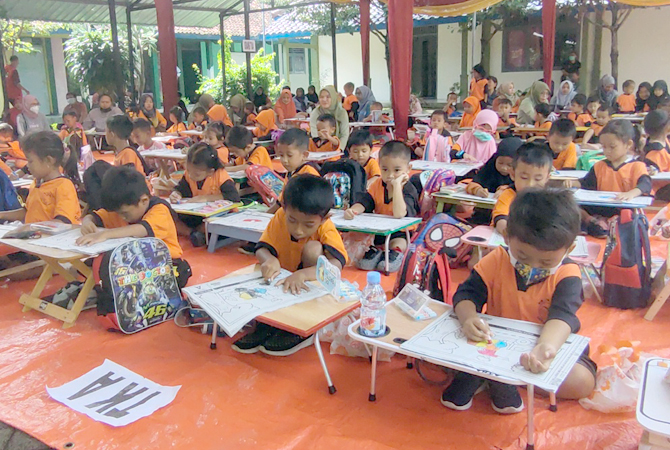 ADU KREATIVITAS: Anak-anak PAUD Belia SKB Blora serius mewarnai gambar dengan media koran bertema pembangunan infrastruktur Kabupaten Blora dalam Festival Mewarnai di SKB Blora kemarin. (AHMAD ZA