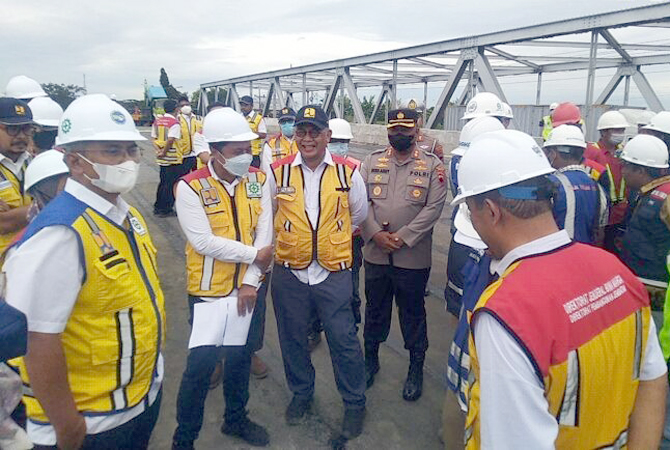 DIBUKA: Dirjen Jembatan Kementerian PUPR, Hedy Rahadian bersama Kapolres Demak AKBP Budi Adhy Buono sidak kesiapan pembukaan jembatan Wonokerto untuk difungsikan pada Jumat (18/11). (RADAR SEMARANG FOR RADAR KUDUS