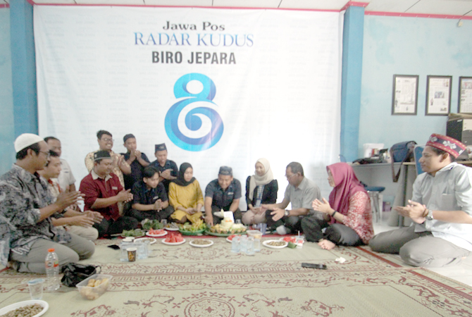 SEDERHANA: Kepala Biro Jepara M. Khoirul Anwar memberikan potongan tumpeng kepada Direktur Radar Kudus Baehaqi pada tasyakuran HUT ke-8 Biro Jepara kemarin. (KHOLID HAZMI/RADAR KUDUS)