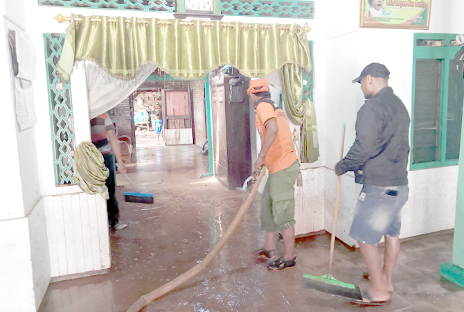 AKIBAT GUNUNG GUNDUL: Banjir bandang mengakibatkan rumah terendam di Desa Prawoto, Sukolilo, Minggu (27/11).  (DOKUMEN BPBD FOR RADAR KUDUS)