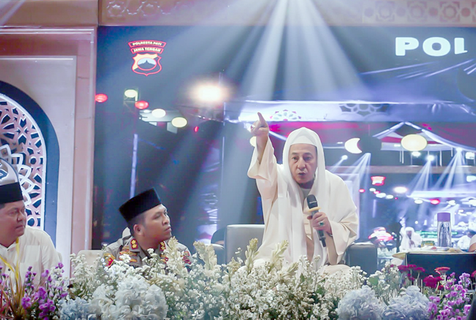 SALAWAT: Habib Luthfi bin Yahya didampingi Kapolresta Pati AKBP Christian Tobing dan Forkopimda Pati dalam majelis salawat dan tausiyah kebangsaan kemarin. (HUMAS POLRESTA PATI FOR RADAR KUDUS)