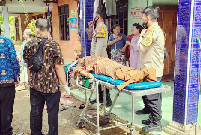 EVAKUASI: Pemeriksaan jasad Kartinah, warga Desa Batukali RT 02 RW 01 Kecamatan Kalinyamatan yang ditemukan dalam kondisi meninggal di pasar kemarin. (POLSEK KALINYAMATAN FOR RADAR KUDUS)