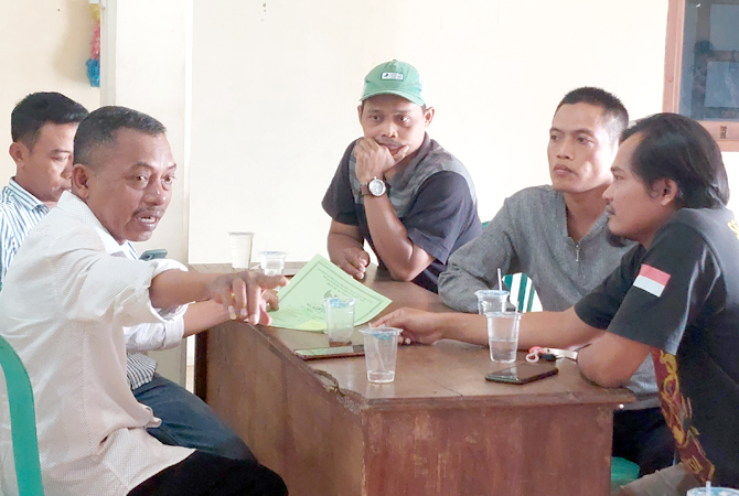 DIBAHAS: Tujuh warga desa Talun, Kayen meminta klarifikasi soal sertifikat tanah yang belum kunjung keluar dengan Pemdes di balai desa setempat kemarin. (ANDRE FAIDHIL FALAH/RADAR KUDUS)