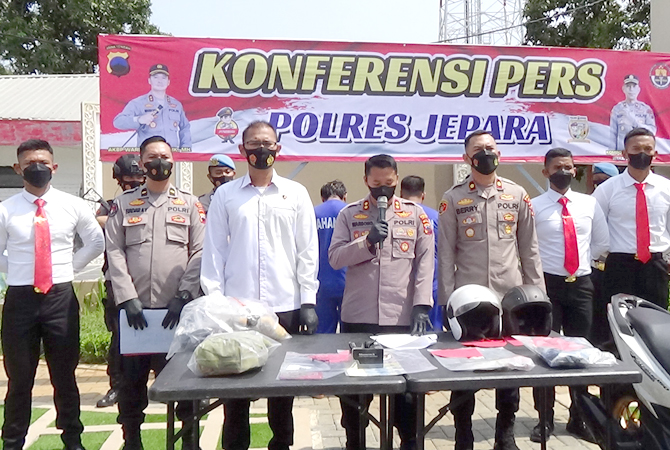 BEBER KASUS: Kapolres Jepara AKBP Warsono (pegang mikrofon) memimpin konferensi pers kasus pembunuhan dengan jasad korban di dalam tas laundry. (NIBROS HASSANI/RADAR KUDUS)