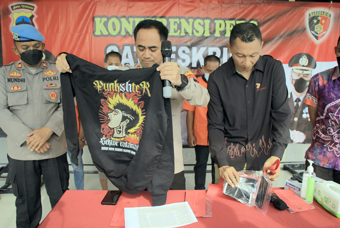 DIAMANKAN: Kapolres Rembang AKBP Dandy Ario Yustiawan, didampingi Kasatreskrim Polres Rembang, AKP Heri Dwi Utomo saat amankan 5 pemuda yang terlibat aksi duel gara-gara jaket berlogo pencak silat, Jumat (4/11) sore. (WISNU AJI/RADAR KUDUS)