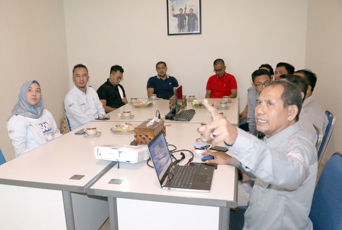 SINERGITAS DENGAN MEDIA: Direktur Radar Kudus Baehaqi menjelaskan seluk beluk Jawa Pos Radar Kudus kepada tamu dari PT Epson Indonesia kemarin. (DONNY SETYAWAN/RADAR KUDUS)