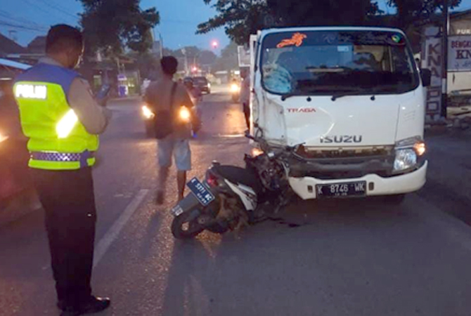 NAHAS: Pembonceng motor tewas usai mengalami kecelakaan lalu lintas di Jalan Kudus- Jepara turut Desa Mijen. (Gakkum Satlantas Polres Kudus FOR Radar Kudus)