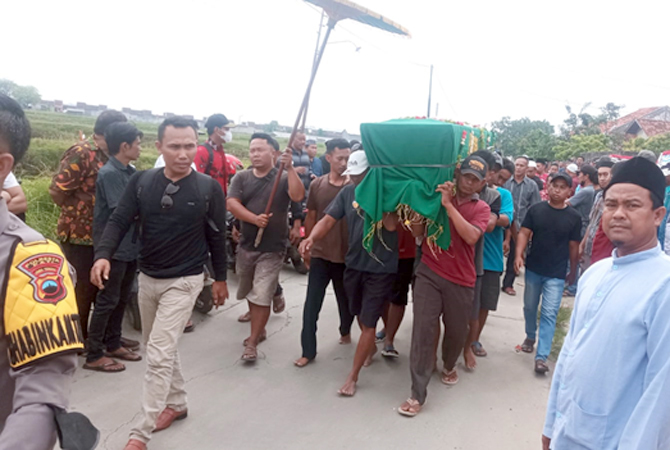 Korban Lusianto yang merupakan Kepala Desa Mintomulyo Kecamatan Juwana saat akan dimakamkan, Jumat (4/11) siang.  (DOKUMEN POLRESTA PATI)