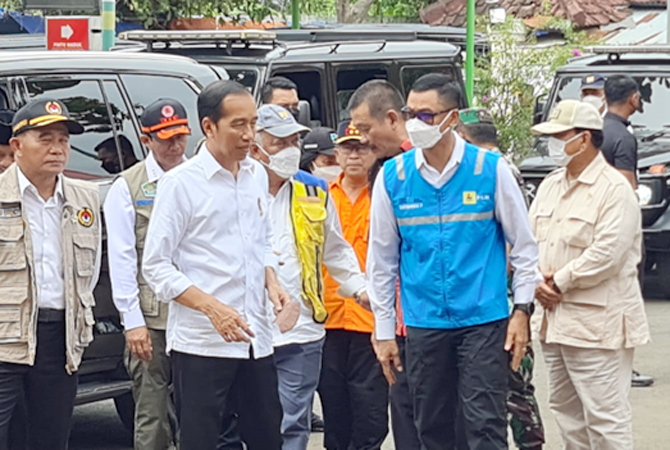 Presiden Jokowi beserta Direktur Utama PLN Darmawan Prasodjo meninjau posko siaga pasca gempa di Cianjur, Jawa Barat, Kamis (24/11). (PLN for Radar Kudus)