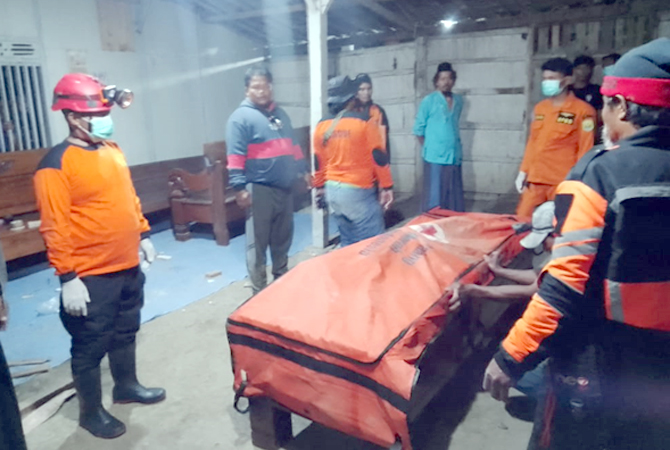 DIANGKAT: Petugas BPBD Grobogan mengevakuasi jasad korban dan dibawa ke rumah duka. (BPBD GROBOGAN FOR RADAR KUDUS)