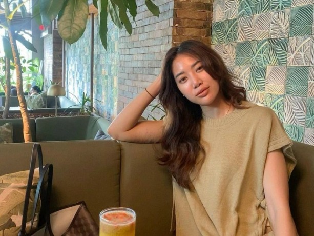 Widi Vierratale Dituding Lakukan Aksi Pornografi Gegara Buka Baju Saat Manggung. (Foto: Instagram @widikidiwdkdw)