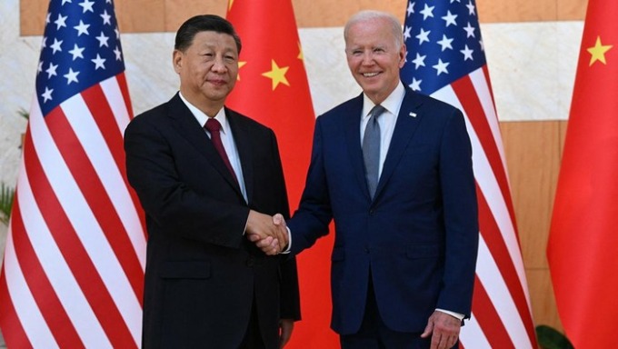 Xi Jinping dan Joe Biden berjabat tangan di awal pertemuan tatap muka di Bali menjelang KTT G20 (AFP via Getty Images/SAUL LOEB)