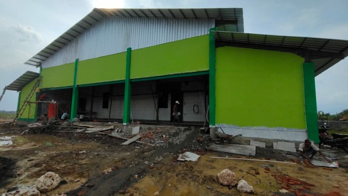 NGEBUT: Beberapa pekerja tampak memasang keramik untuk segera menyelesaikan proyek pembangunan RPHU. (AHMAD ZA