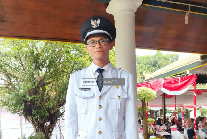 DILANTIK: Umar Faruq, adik sepupu KH Baha’udin Nur Salim (Gus Baha’) dilantik oleh Bupati Rembang di pendapa Museum Kartini pada Jumat (16/12). (WISNU AJI/RADAR KUDUS)