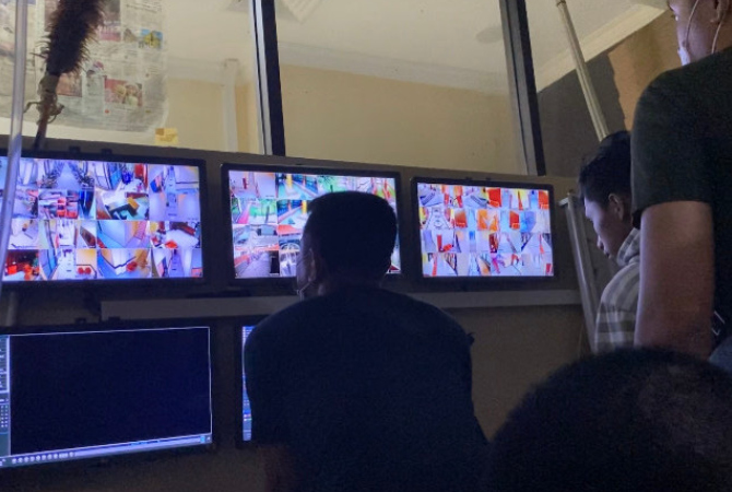 Suasana pengecekan CCTV oleh penyidik KPK. (Rafika Yahya/JawaPos.com)