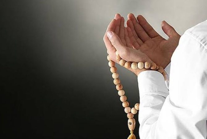 Illustrasi berdoa memperbanyak sholawat dan dzikir di Bulan Rajab.