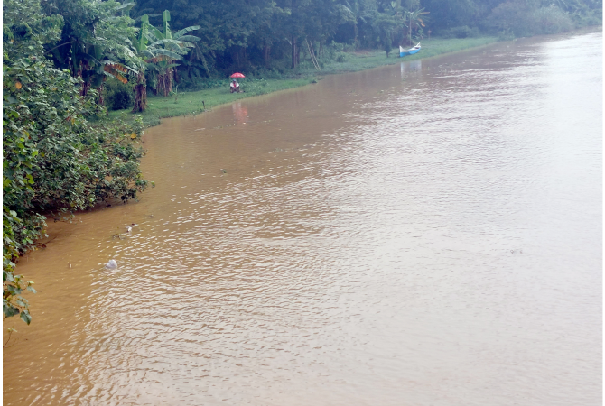 KOTOR: Terlihat sampah mengalir di Sungai Juwana turut Desa Musokoharjo belum lama ini. (ANDRE FAIDHIL FALAH/RADAR KUDUS)