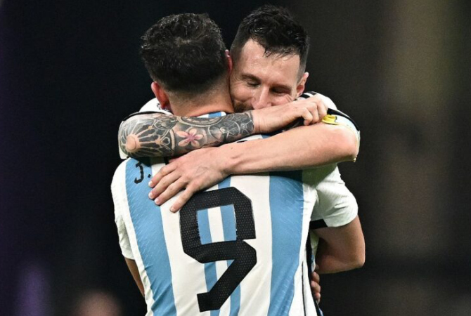 Julian Alvarez dan Lionel Messi menjadi pahlawan kemenangan Argentina atas Kroasia pada semifinal Piala Dunia 2022. (Anne-Christine Poujoulat/AFP)