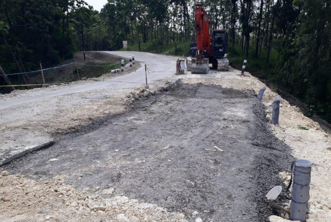 KEBUT: Pekerja memperbaiki Jalan Rusak Kuwu-Sragen pada Selasa (13/12). (DAHONO ARIS SUCIPTO FOR RADAR KUDUS)