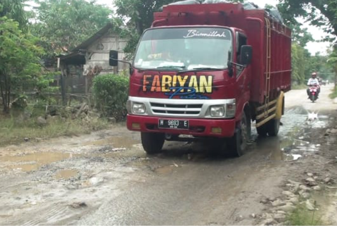 BERLUBANG: Kendaraan melintas berhati-hati akibat kerusakan di jalan alternatif Gubug-Kedungjati baru-baru ini. (NOER AHMAD FOR RADAR KUDUS)