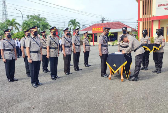 Sertijab Kapolsek, termasuk Kapolsek Kradenan Iptu Umbaran Wibowo, di Mapolres Blora, Senin (12/12). (DOK. IPTU UMBARAN)