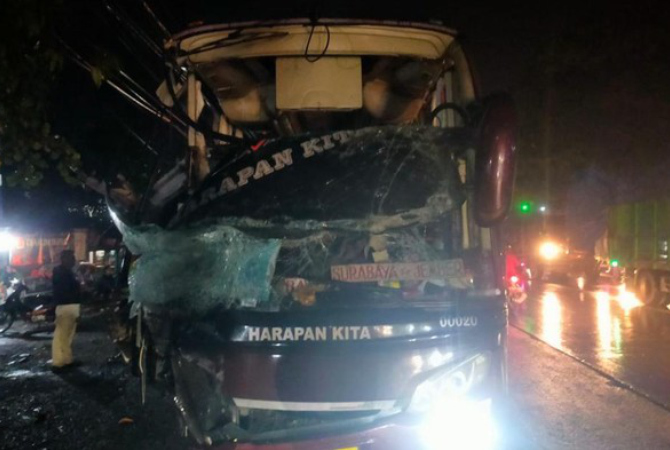 RINGSEK: Bus Harapan Kita ringsek usai mengalami kecelakaan di Pantura Kudus. (DOK. POLRES KUDUS)